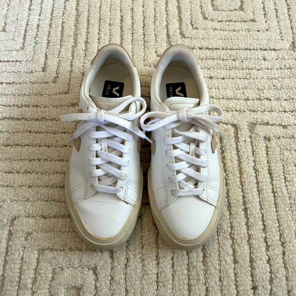 Veja Campo sneakers with Almond suede logo. Size 35.